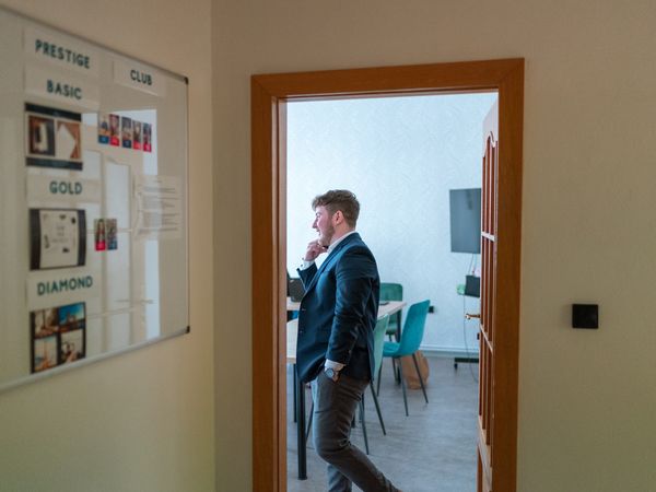 Pohled do zasedací místnosti přes nástěnku s cíli týmu